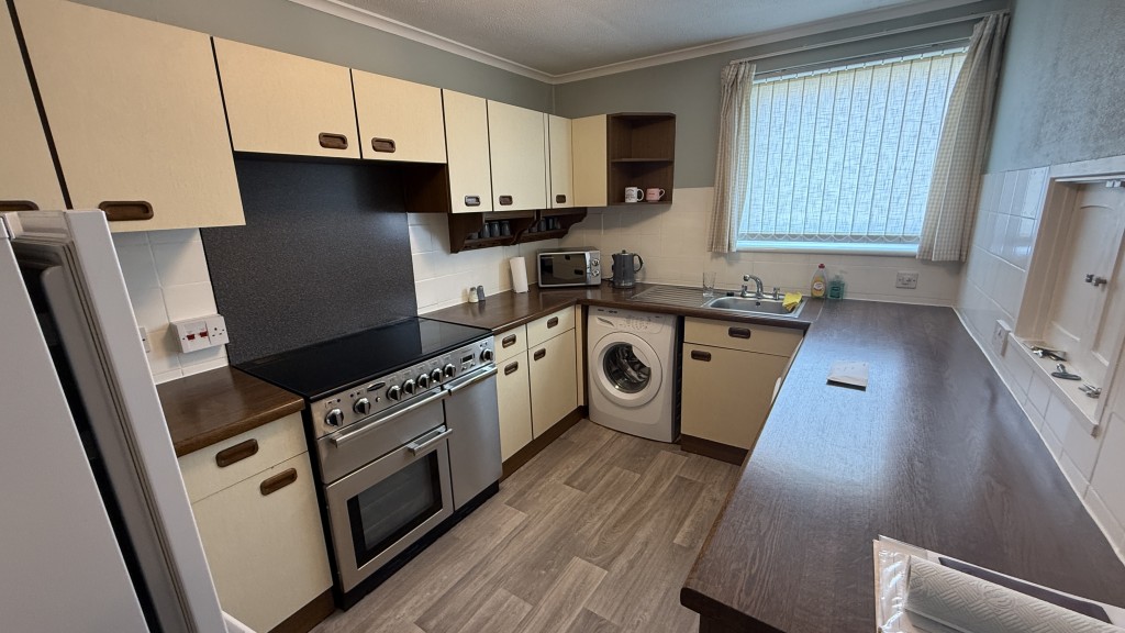 Lot: 87 - VACANT TWO-BEDROOM GROUND FLOOR FLAT IN CONVENIENT RESIDENTIAL LOCATION - Internal view of kitchen